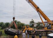Crane PT GNI Bantu Derek Mobil Warga Yang Jatuh ke Parit