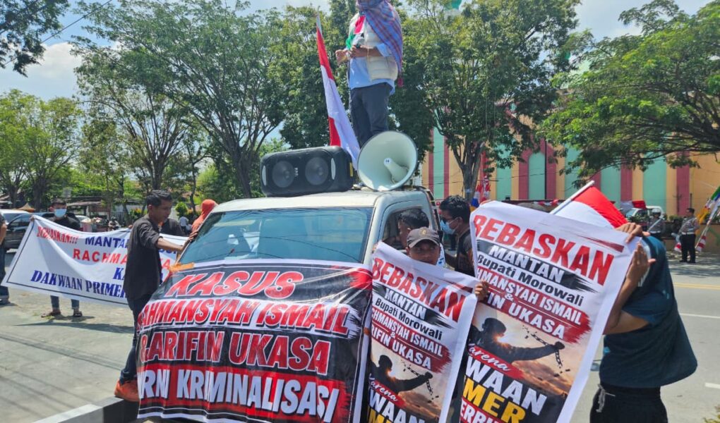 Sidang Kasus Korupsi Mess Pemda: Massa Aksi Tuntut Bebas Mantan Pj Bupati Morowali Rachmansyah Ismail, JPU Tuntut 1,5 Tahun Penjara