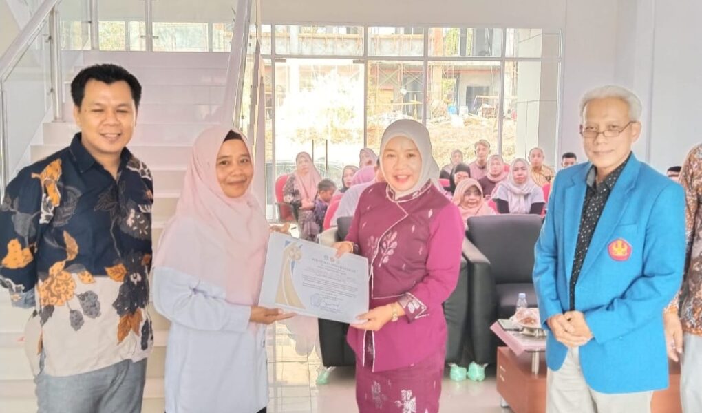 FKM Untad Beri Penghargaan Khusus Kepala Sekolah Asal Wisudawan Terbaik Periode 139, Ini Sosok Lulusan Cumlaude